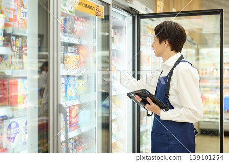 A man who manages the inventory of a supermarket 139101254