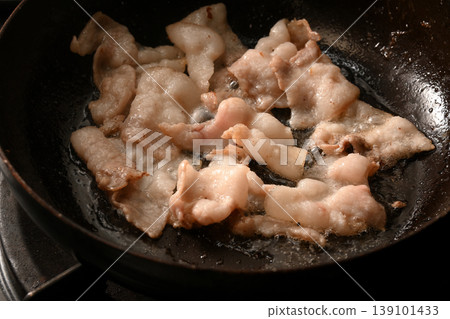 fry pork belly fry pork belly 139101433