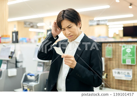一名男子看到收據上的價格後很不滿意。 139101457