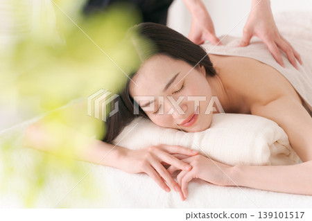 在美容院接受治療的女性 139101517