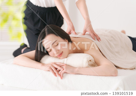 在美容院接受治療的女性 139101519