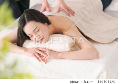 在美容院接受治療的女性 139101520