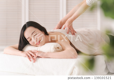 在美容院接受治療的女性 在美容院接受治療的女性 139101521