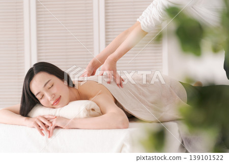 在美容院接受治療的女性 139101522