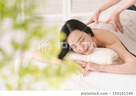 在美容院接受治療的女性 在美容院接受治療的女性 139101540