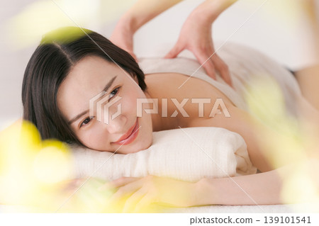 在美容院接受治療的女性 在美容院接受治療的女性 139101541