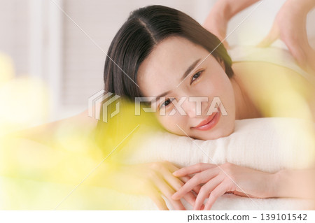 在美容院接受治療的女性 在美容院接受治療的女性 139101542