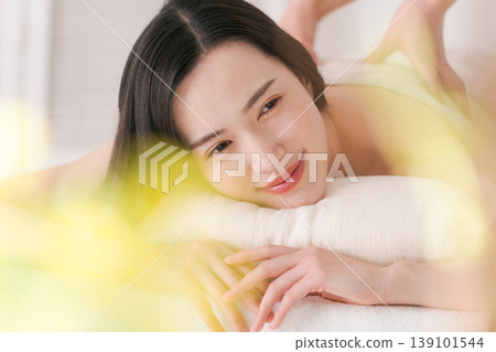 A woman who receives a treatment at an esthetic salon A woman who receives a treatment at an esthetic salon 139101544