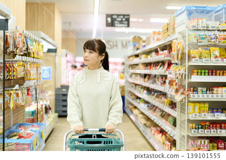 Women shopping at supermarkets 139101555