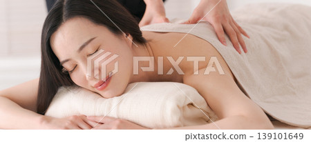 一位女士正在美容院接受護理（橫幅） 139101649