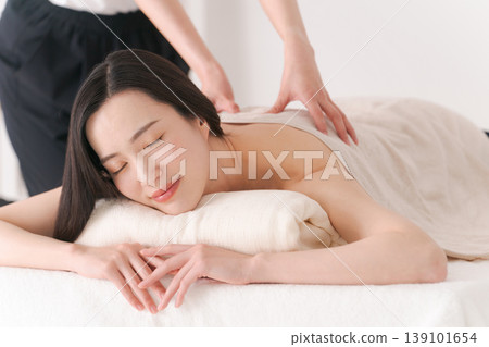 一位女士正在美容院接受護理（橫幅） 139101654