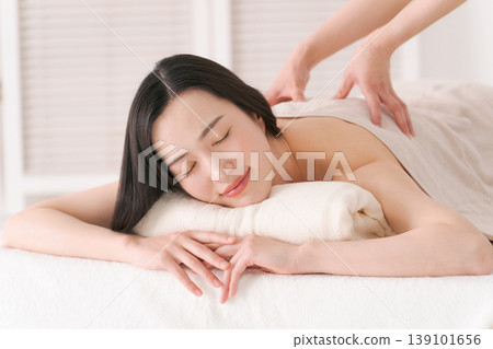 在美容院接受治療的女性 139101656