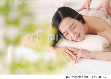 Women who undergo esthetic treatment Women who undergo esthetic treatment 139101679
