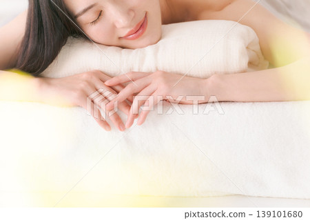 Women who undergo esthetic treatment Women who undergo esthetic treatment 139101680