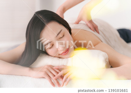 接受美容治療的女性 接受美容治療的女性 139101681