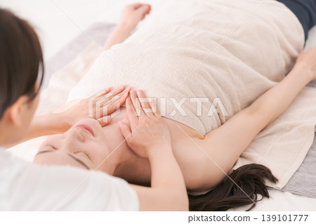 在美容院接受治療的女性 139101777