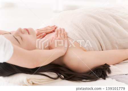 在美容院接受治療的女性 在美容院接受治療的女性 139101779