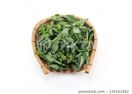 新鮮芥菜,裝在籃子裡 新鮮芥菜,裝在籃子裡 139101882