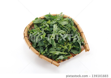 新鮮芥菜,裝在籃子裡 新鮮芥菜,裝在籃子裡 139101883