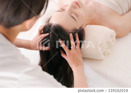一位女士正在接受頭部水療護理。 139102019