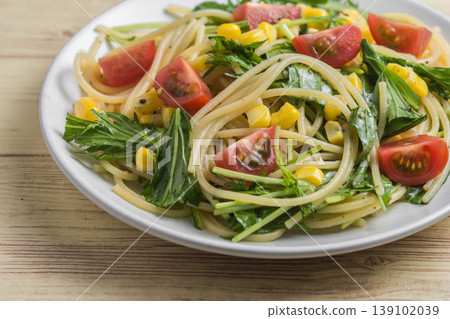 Cold pasta with mizuna and tomatoes Cold pasta with mizuna and tomatoes 139102039