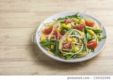 Cold pasta with mizuna and tomatoes Cold pasta with mizuna and tomatoes 139102040