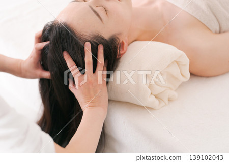 一位女士正在接受頭部水療護理。 139102043