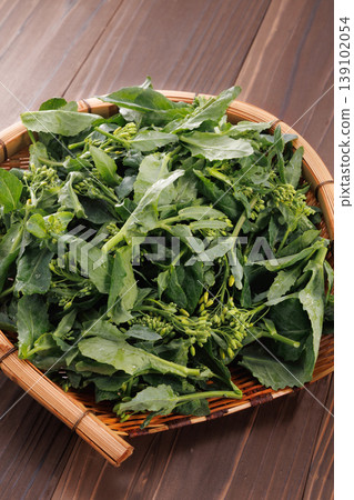 新鮮芥菜，裝在籃子裡 139102054