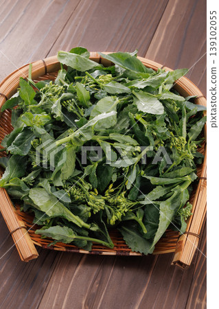 新鮮芥菜,裝在籃子裡 新鮮芥菜,裝在籃子裡 139102055