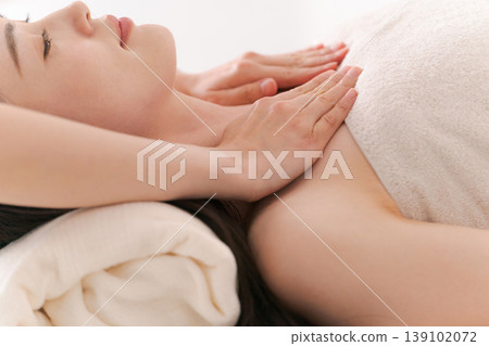 在美容院接受治療的女性 139102072