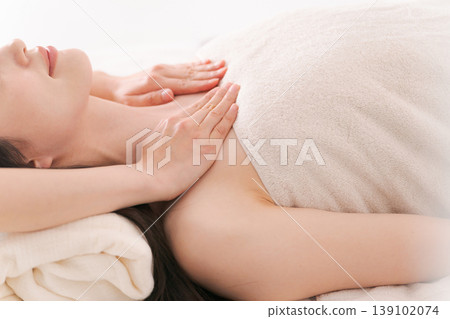 在美容院接受治療的女性 139102074