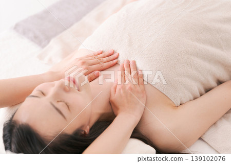 在美容院接受治療的女性 在美容院接受治療的女性 139102076
