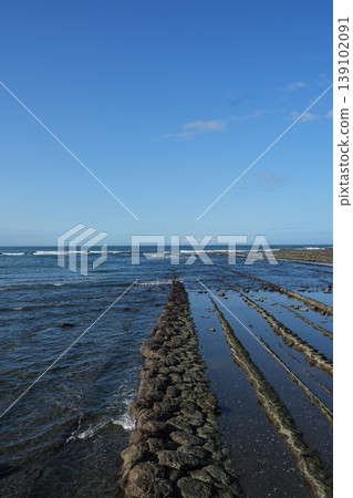 可以欣賞到蔚藍島和鬼之搓衣板(Oni no Sentakuita)岩層的迷人海景。 可以欣賞到蔚藍島和鬼之搓衣板(Oni no Sentakuita)岩層的迷人海景。 139102091