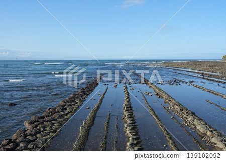 可以欣賞到蔚藍島和鬼之搓衣板(Oni no Sentakuita)岩層的迷人海景。 可以欣賞到蔚藍島和鬼之搓衣板(Oni no Sentakuita)岩層的迷人海景。 139102092