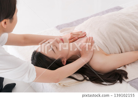 在美容院接受治療的女性 在美容院接受治療的女性 139102155