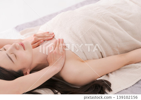 A woman who receives a treatment at an esthetic salon 139102156