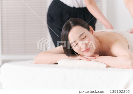 Women who receive esthetic 139102205