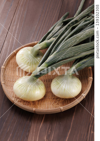 Fresh new onions in a colander Fresh new onions in a colander 139102308