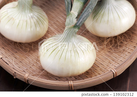 Fresh new onions in a colander Fresh new onions in a colander 139102312