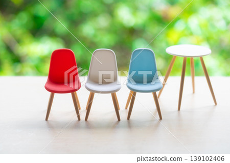 椅子和桌子，背景是自然的綠色。 139102406