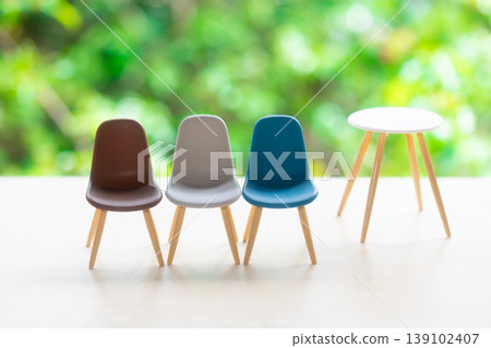 椅子和桌子,背景是自然的綠色。 椅子和桌子,背景是自然的綠色。 139102407