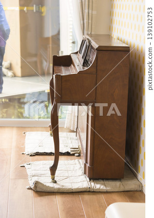 Piano delivery image 139102753