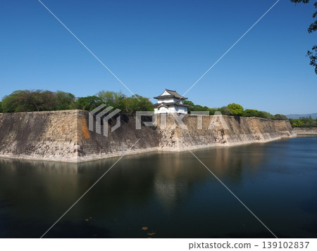 Blue skies and lush greenery at Osaka Castle Park 139102837