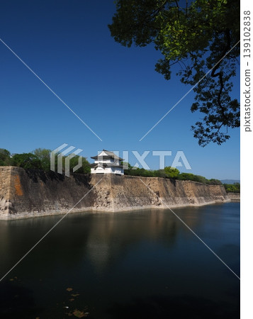 Blue skies and lush greenery at Osaka Castle Park 139102838