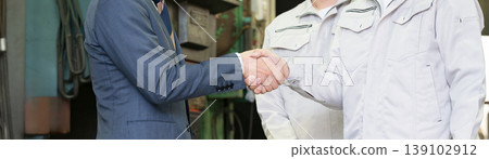 描繪銷售員和工人在製造廠握手錶示信任的場景；商業合約或協議場景；商業夥伴關係、合作、貸款等。 139102912