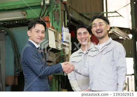 描繪銷售員和工人在製造廠握手錶示信任的場景;商業合約或協議場景;商業夥伴關係、合作、貸款等。 描繪銷售員和工人在製造廠握手錶示信任的場景;商業合約或協議場景;商業夥伴關係、合作、貸款等。 139102915