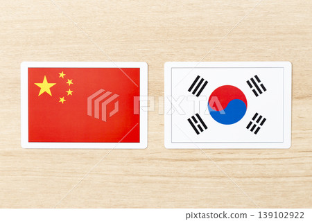 The flags of China and South Korea are placed on the table. 139102922