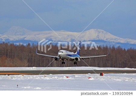 一架波音737飛機和國後島的山 一架波音737飛機和國後島的山 139103094
