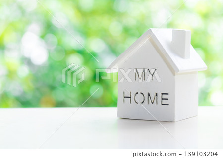 以自然綠色為背景的微型房屋 以自然綠色為背景的微型房屋 139103204