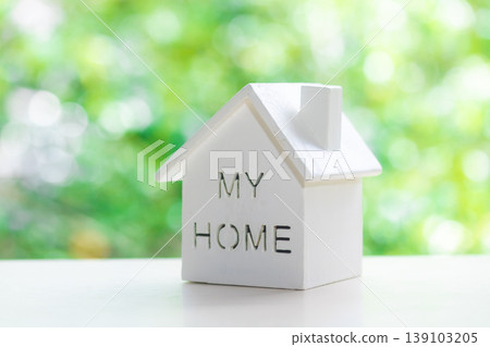 以自然綠色為背景的微型房屋 以自然綠色為背景的微型房屋 139103205